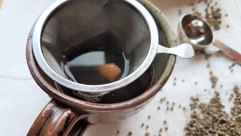 Making a drink from roasted cleaver seeds